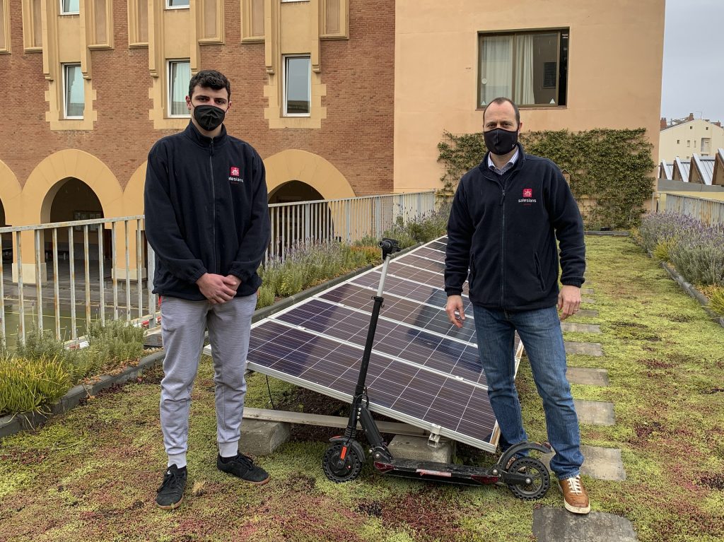 Estudiantes crean un parking para patinetes con energía solar y eólica