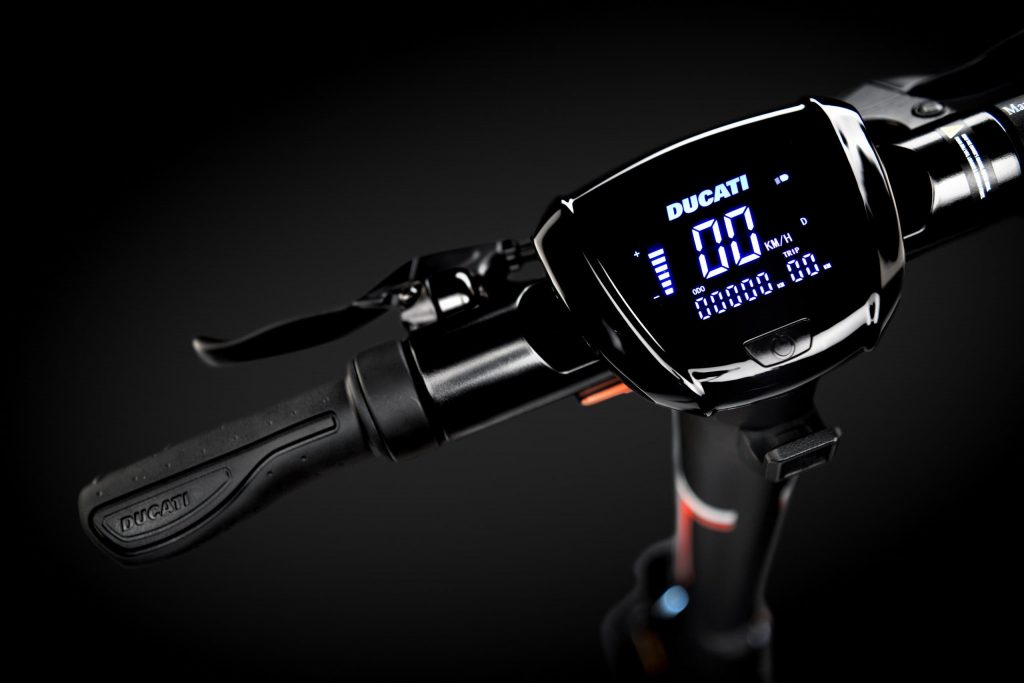 Ducati Air Pro III, el patinete TOP de la marca con 50 km de autonomía