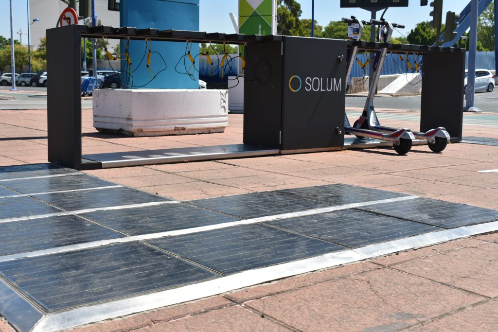 Solum: El suelo que carga la batería de los patinetes con energía renovable