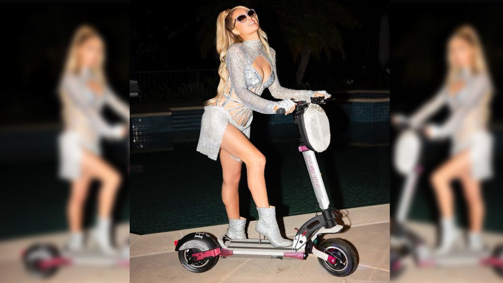 Paris Hilton se pasea con su Patinete Eléctrico INOKIM edición Swarovski Paris Hiltron patinete electrico swarovski