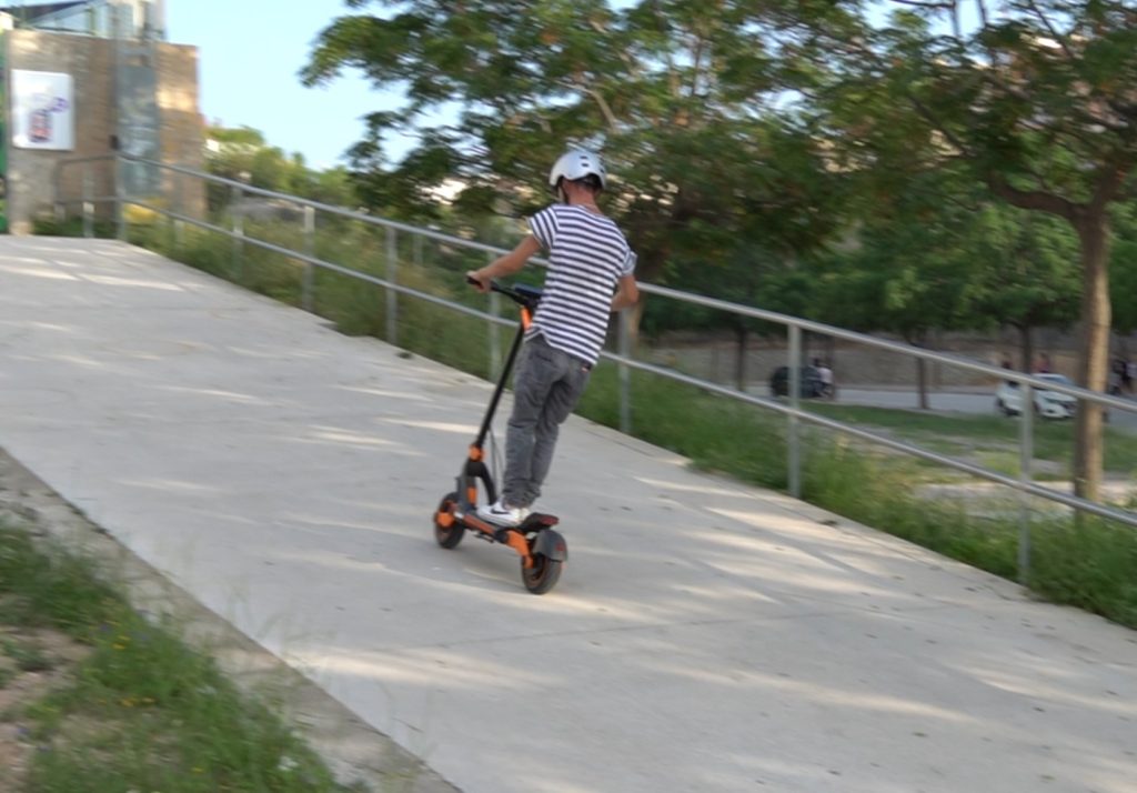 ¿Vas a subir una cuesta con tu patinete eléctrico? deberías saber esto